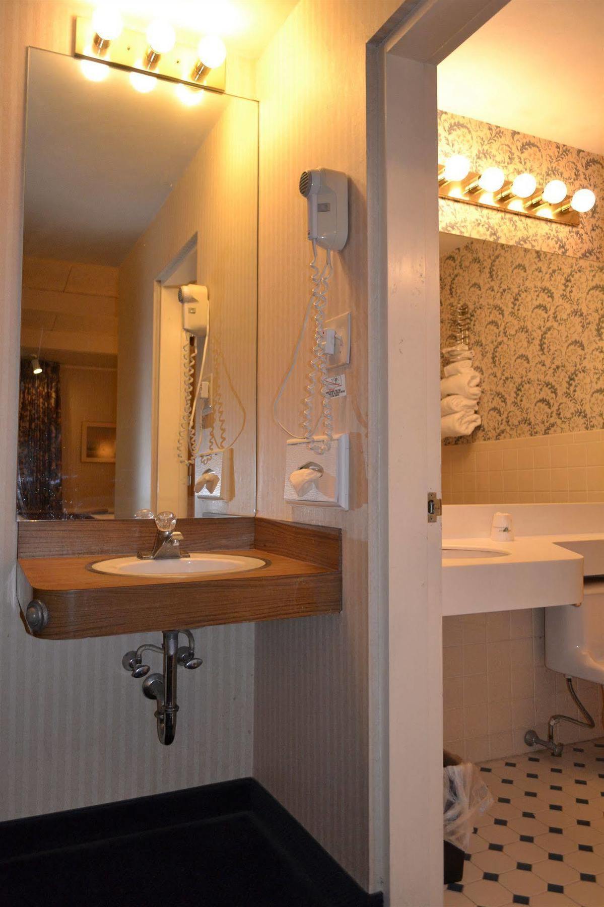 Hotel Howard Johnson By Wyndham 2*